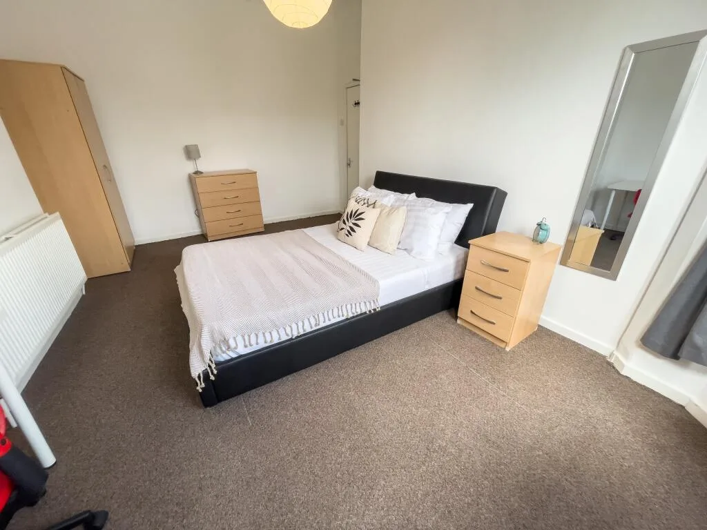 5 bedroom terraced house for rent