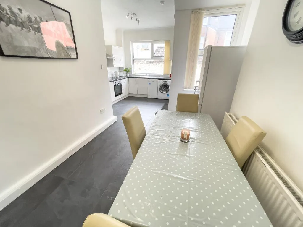 5 bedroom terraced house for rent