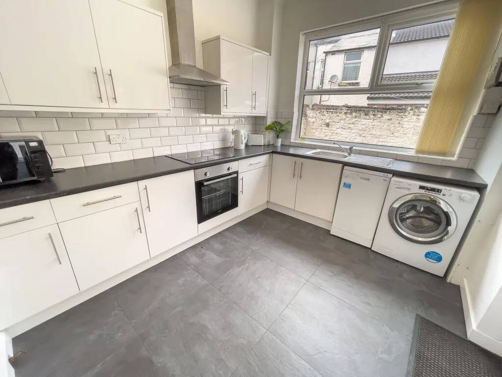 5 bedroom terraced house for rent