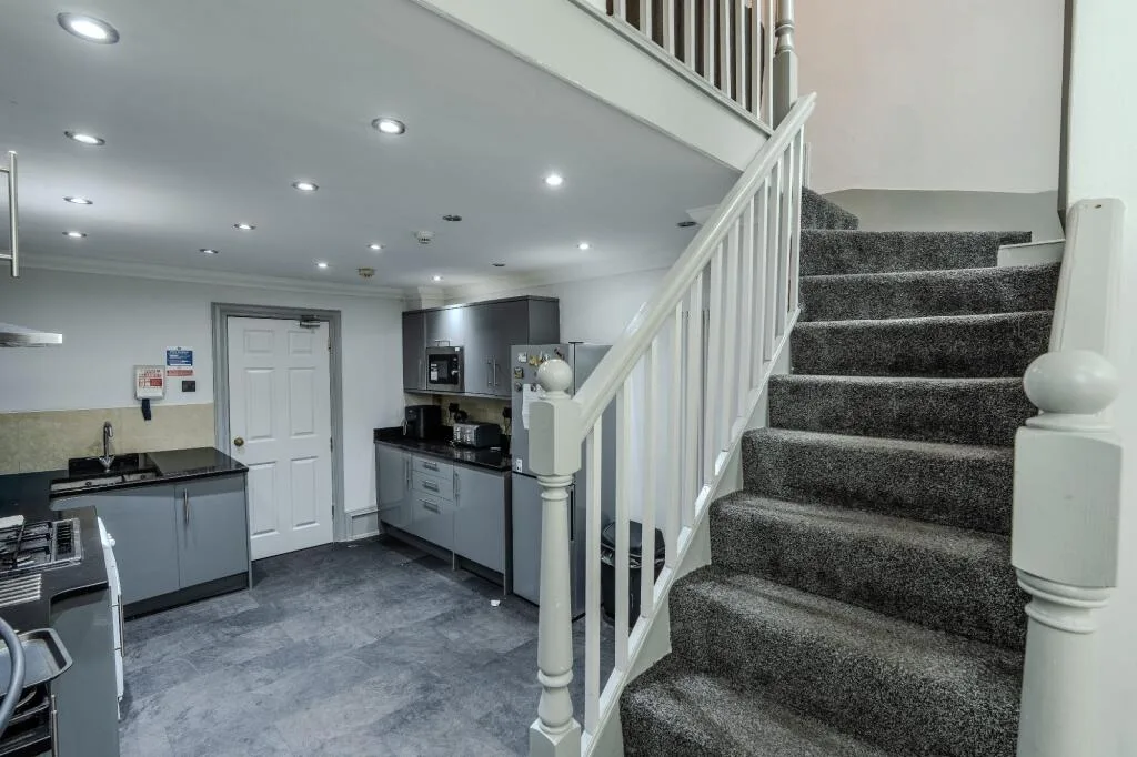 6 bedroom detached house for rent
