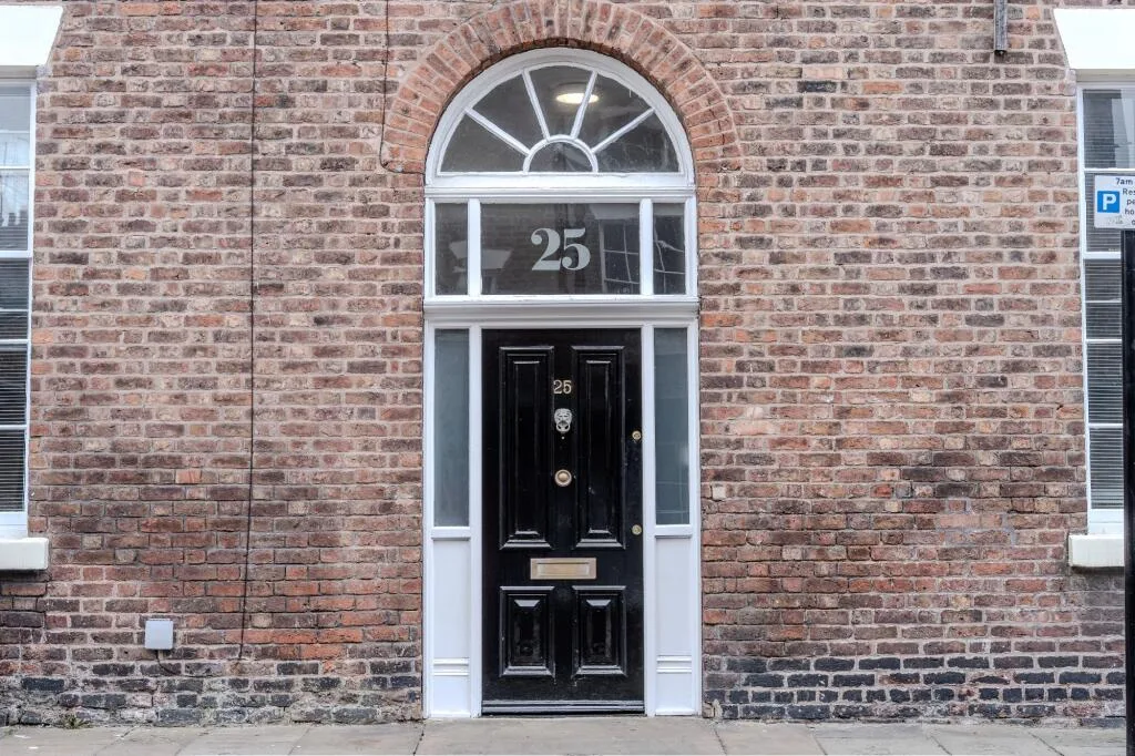6 bedroom detached house for rent