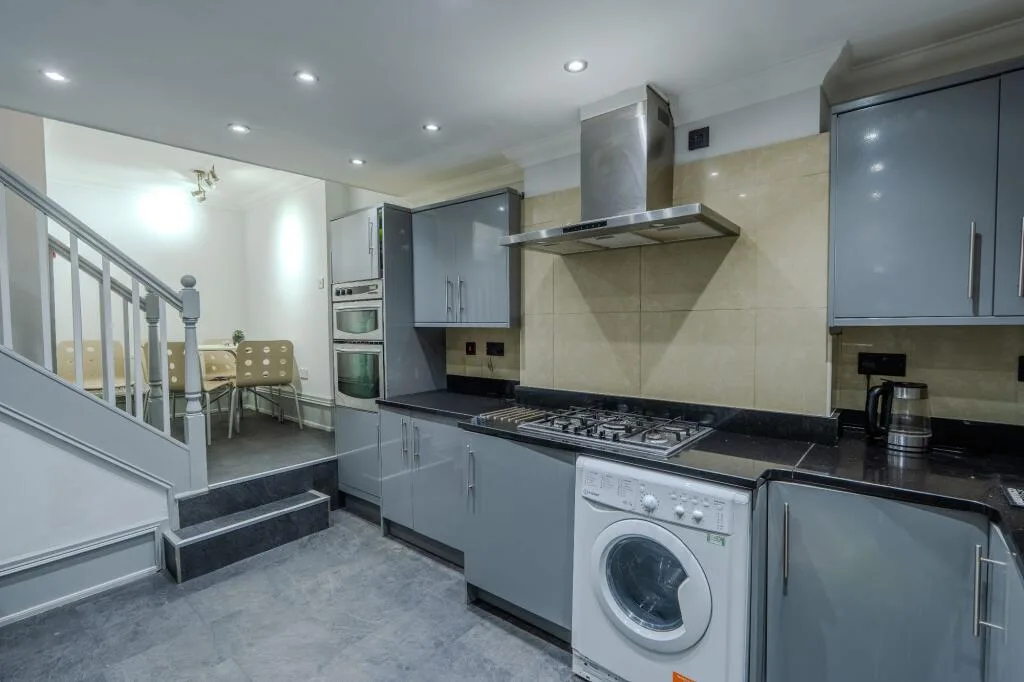 6 bedroom detached house for rent