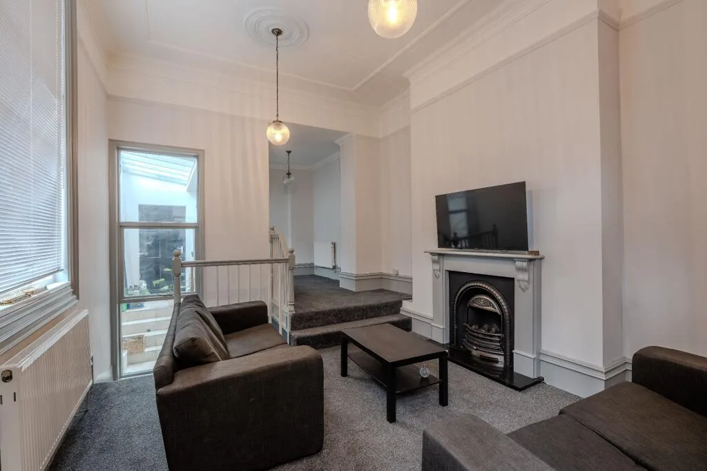 6 bedroom detached house for rent