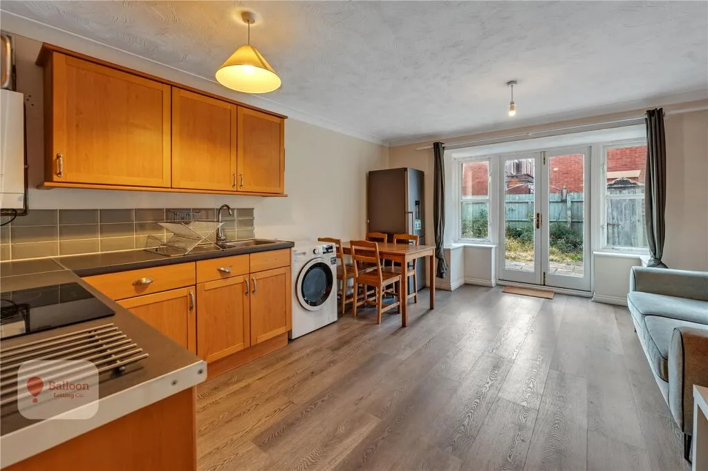 5 bedroom end of terrace house for rent