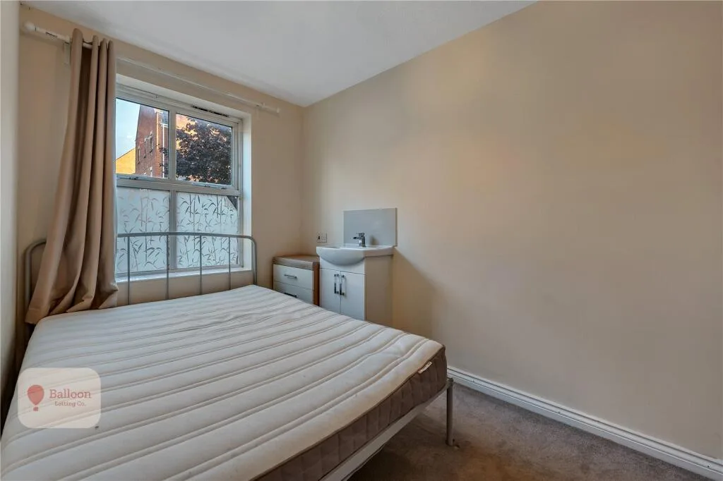 5 bedroom end of terrace house for rent