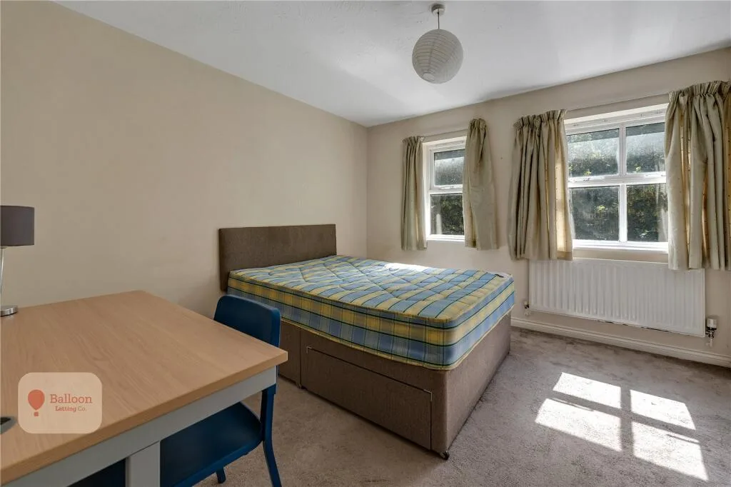 6 bedroom semi-detached house for rent