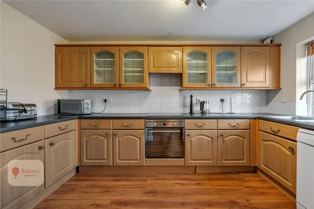 6 bedroom semi-detached house for rent
