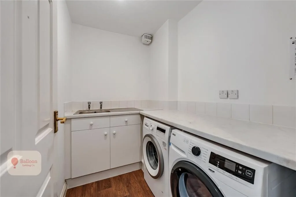 6 bedroom semi-detached house for rent
