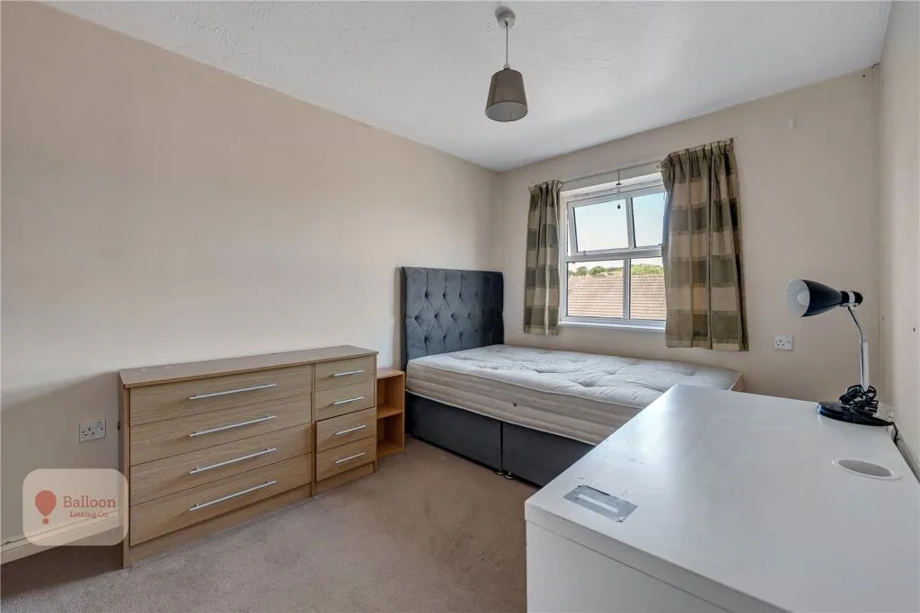 6 bedroom semi-detached house for rent