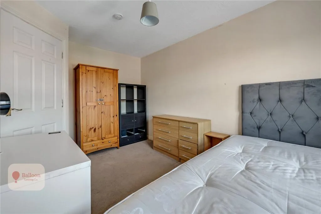 6 bedroom semi-detached house for rent