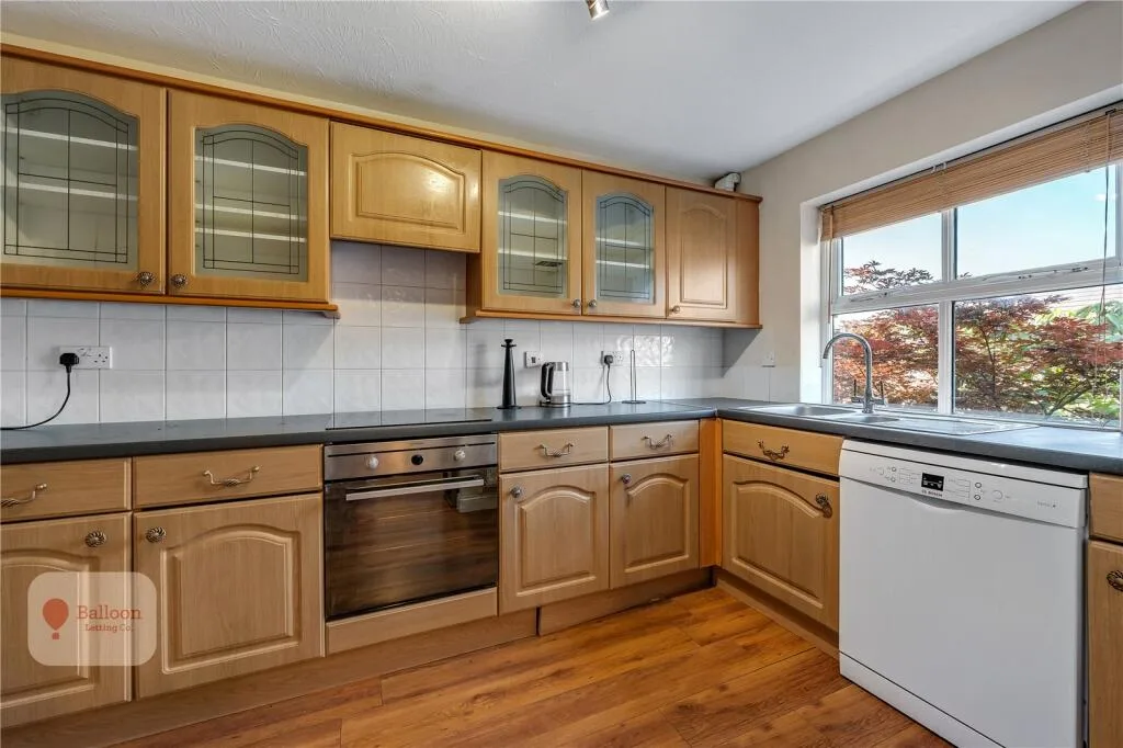 6 bedroom semi-detached house for rent
