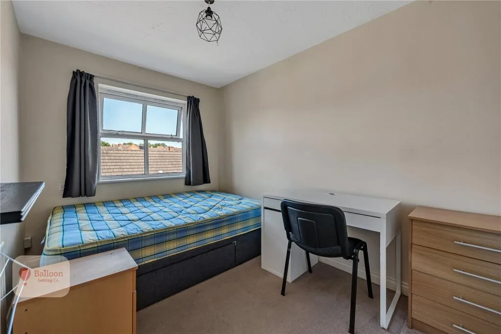 6 bedroom semi-detached house for rent