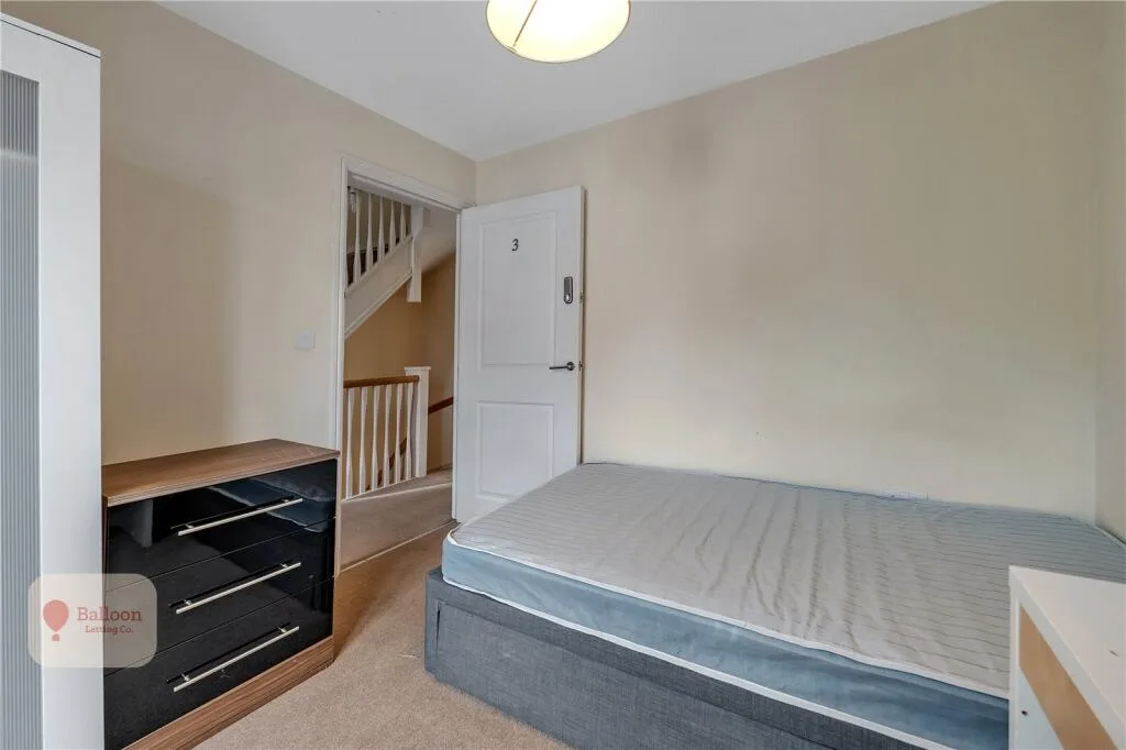 6 bedroom semi-detached house for rent