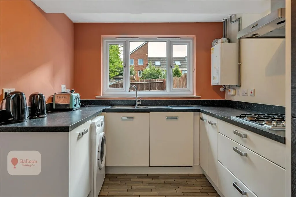 6 bedroom semi-detached house for rent