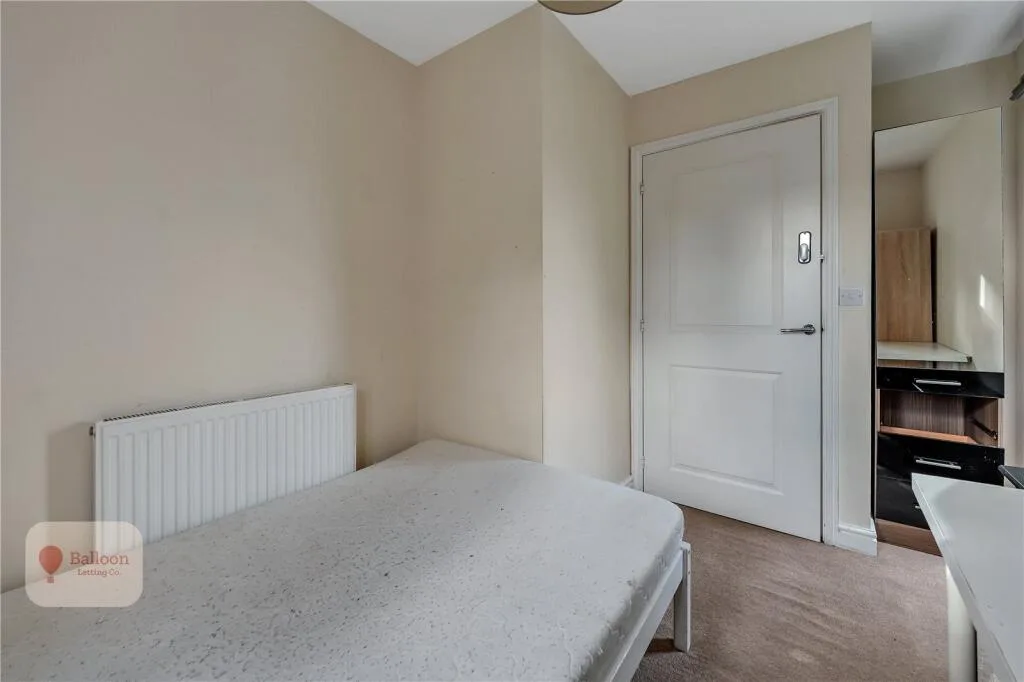 6 bedroom semi-detached house for rent