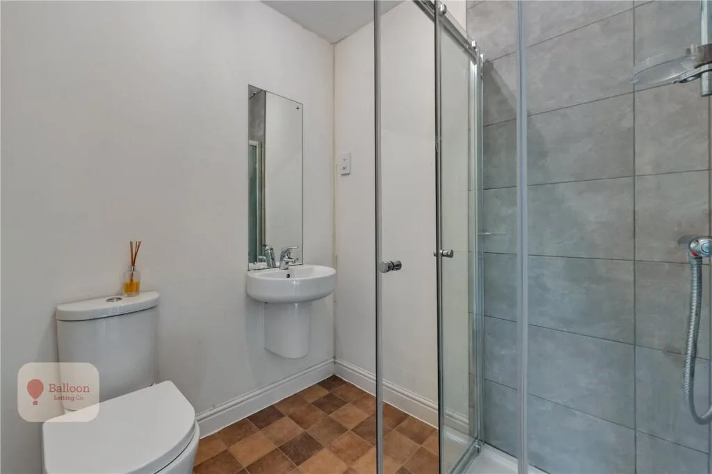 6 bedroom semi-detached house for rent
