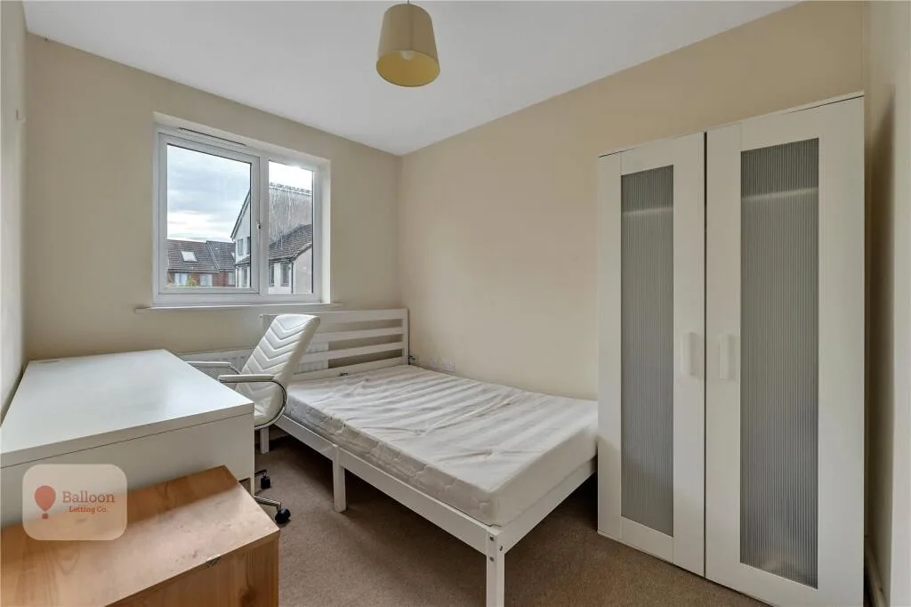 6 bedroom semi-detached house for rent