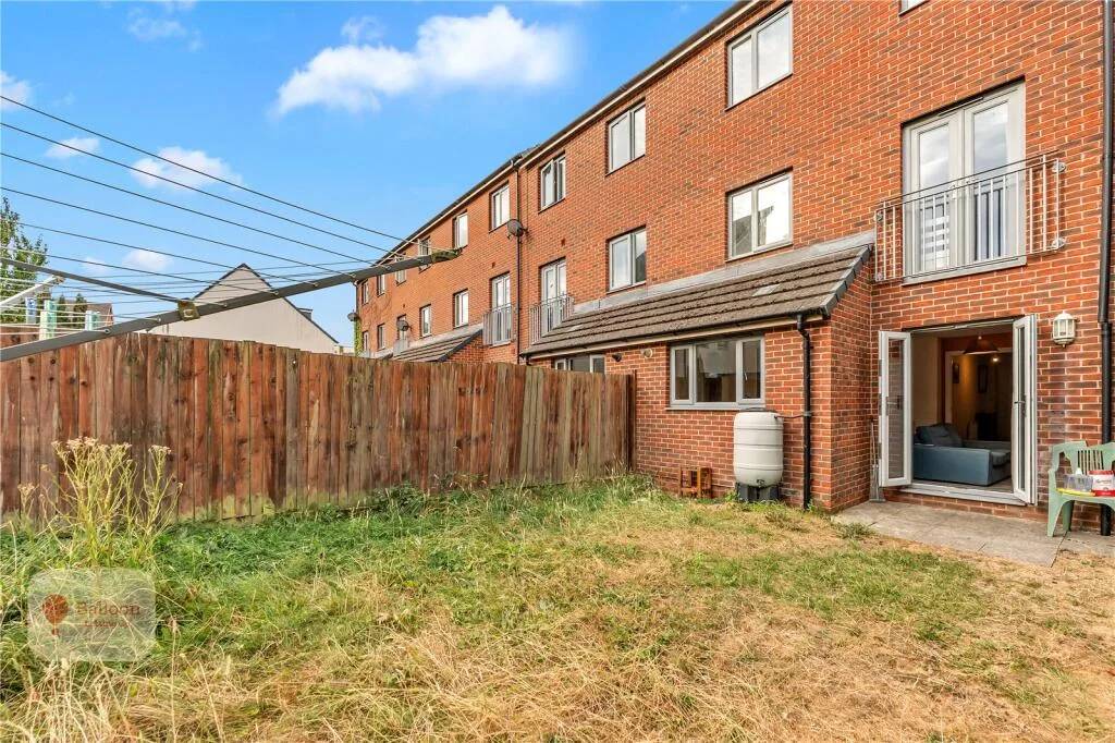 6 bedroom semi-detached house for rent