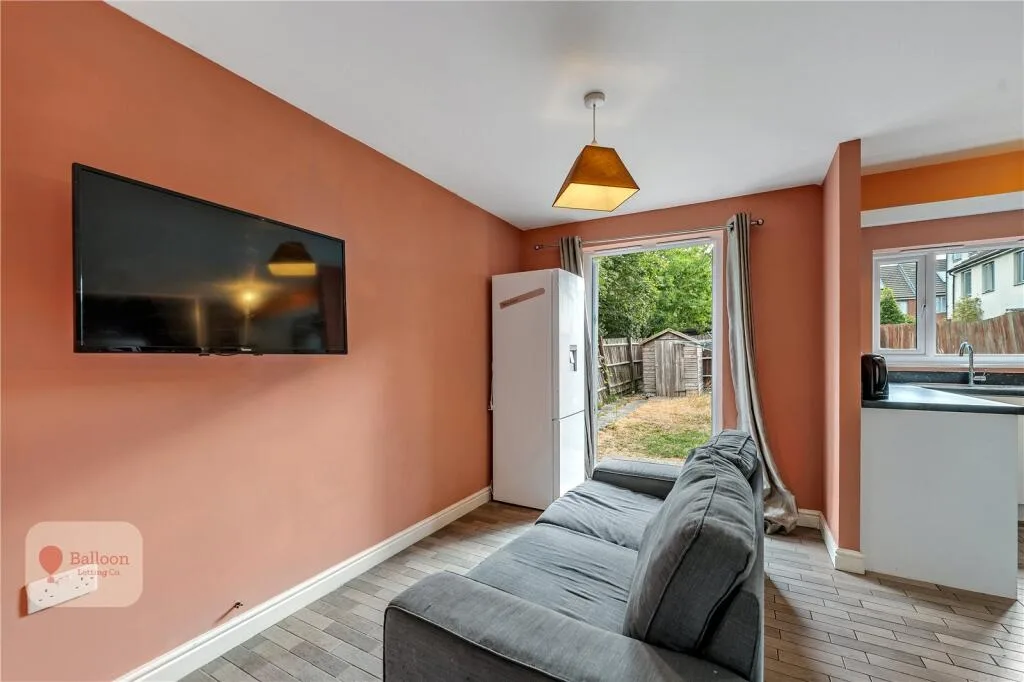 6 bedroom semi-detached house for rent