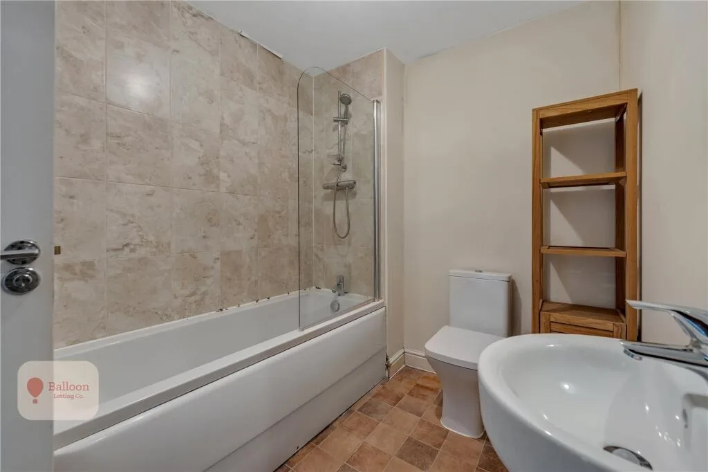6 bedroom semi-detached house for rent