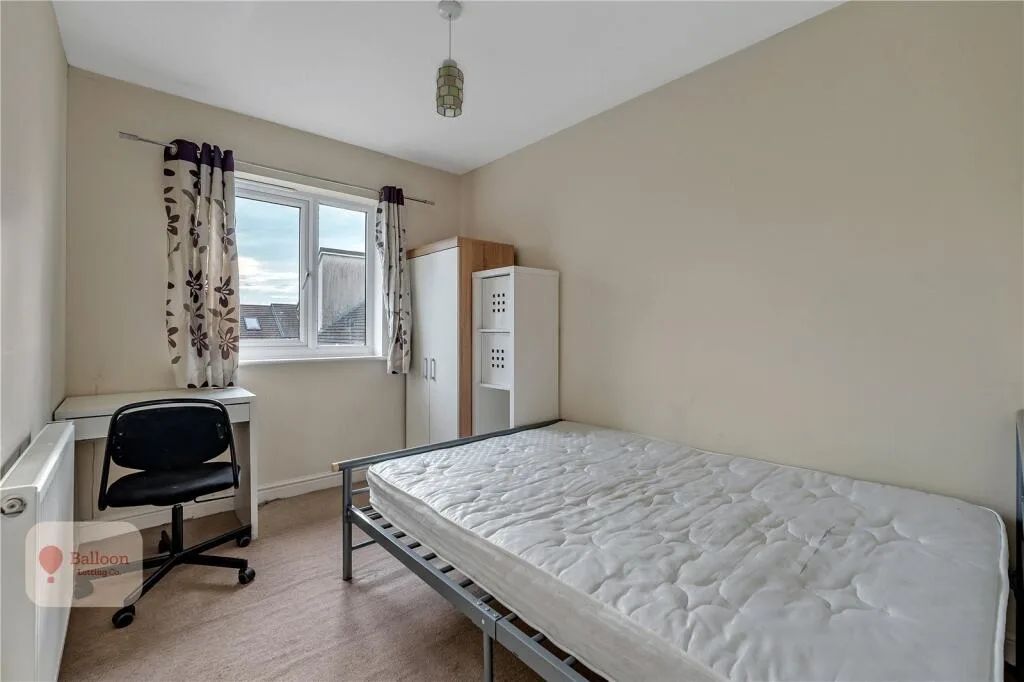 6 bedroom semi-detached house for rent