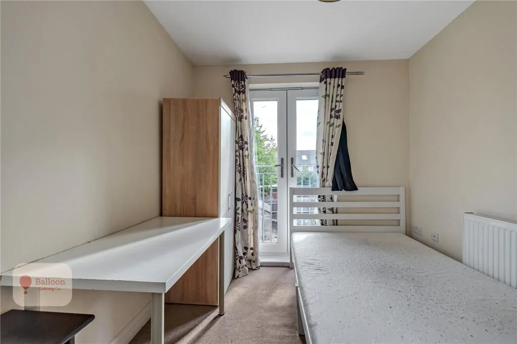 6 bedroom semi-detached house for rent