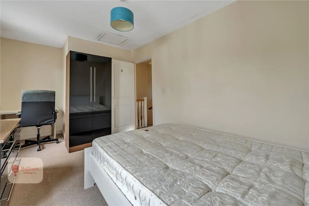 6 bedroom semi-detached house for rent