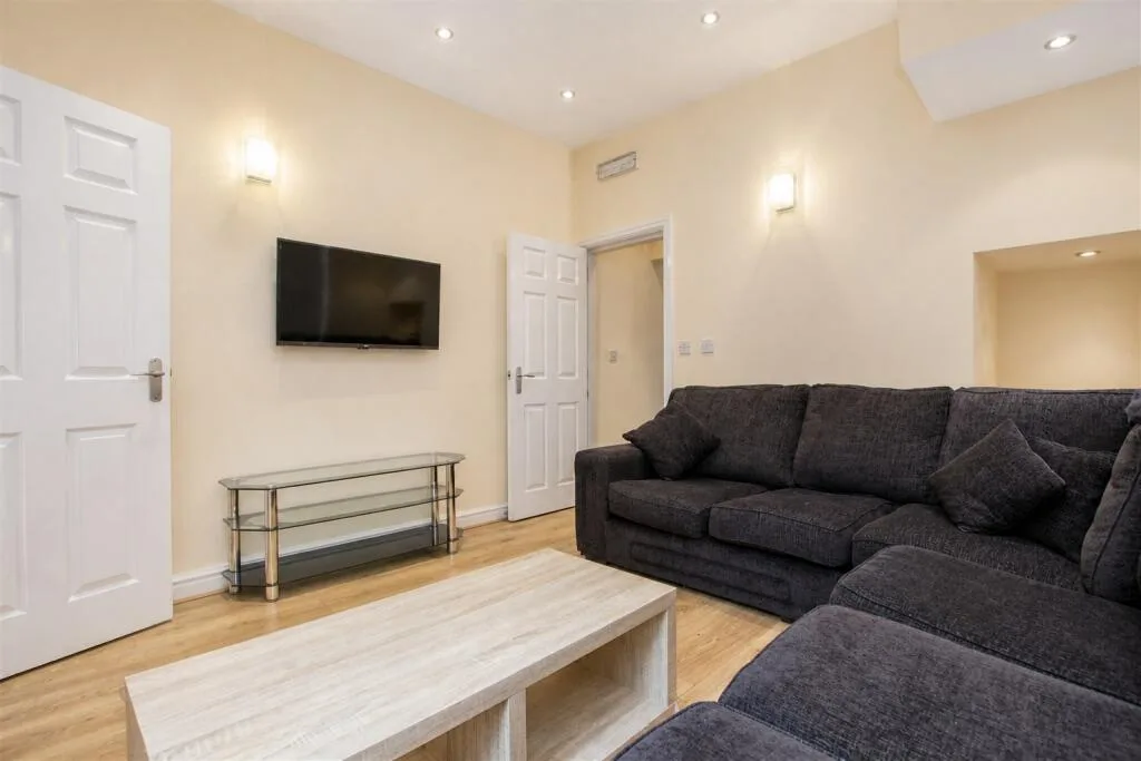 7 bedroom terraced house for rent