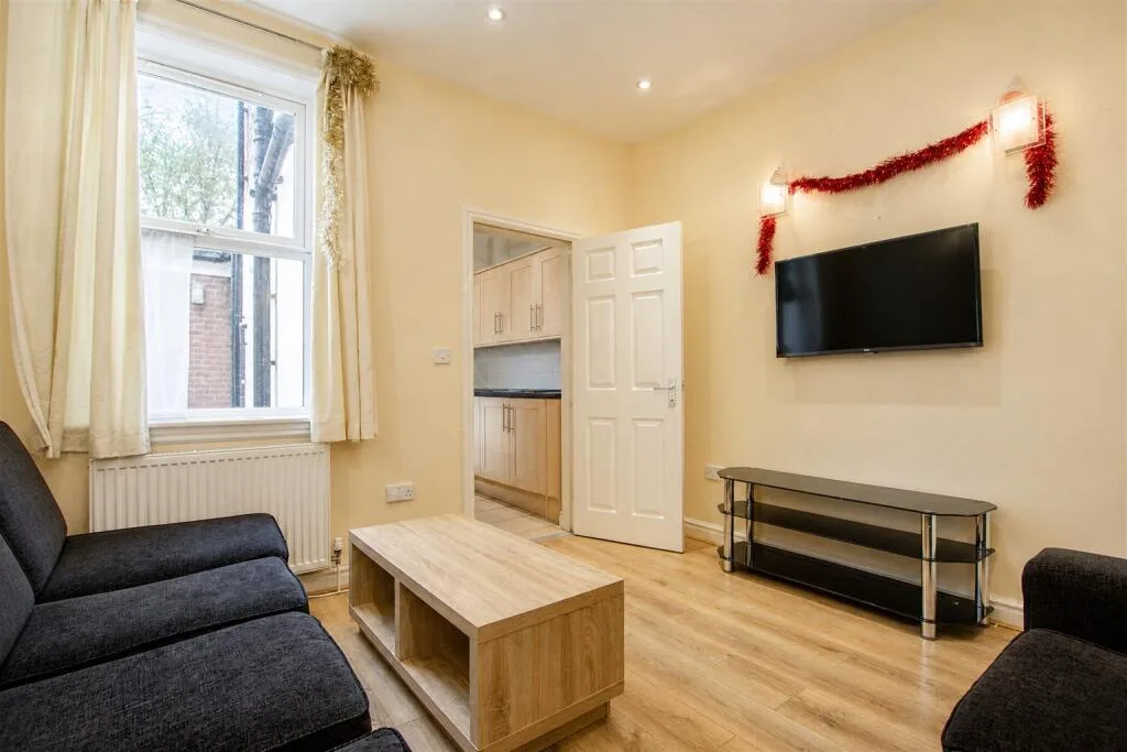 7 bedroom terraced house for rent