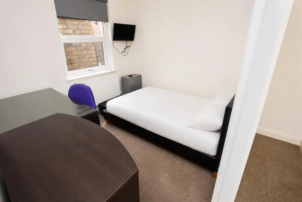 7 bedroom terraced house for rent