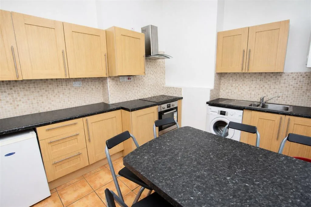 5 bedroom terraced house for rent