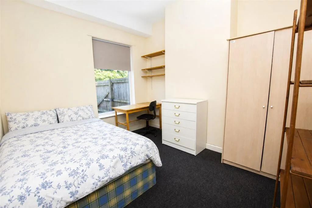 5 bedroom terraced house for rent