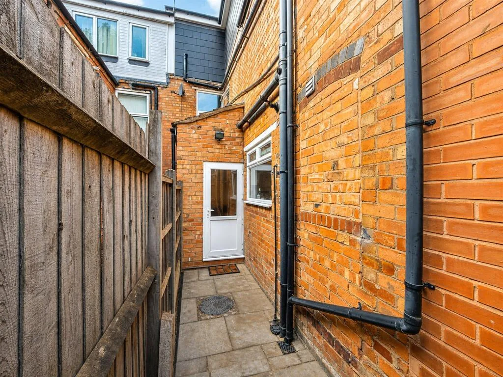 6 bedroom house for rent