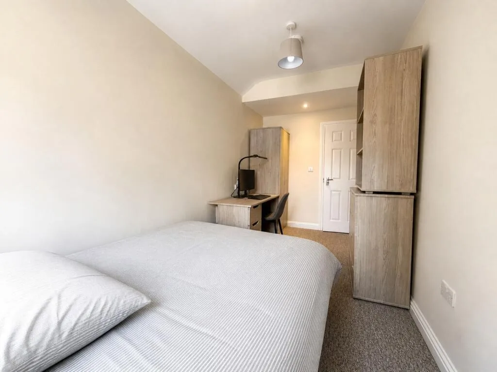 6 bedroom house for rent