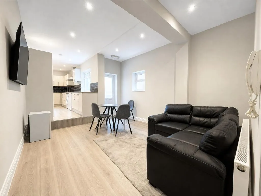 6 bedroom house for rent