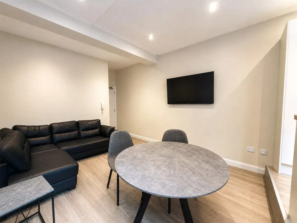 6 bedroom house for rent
