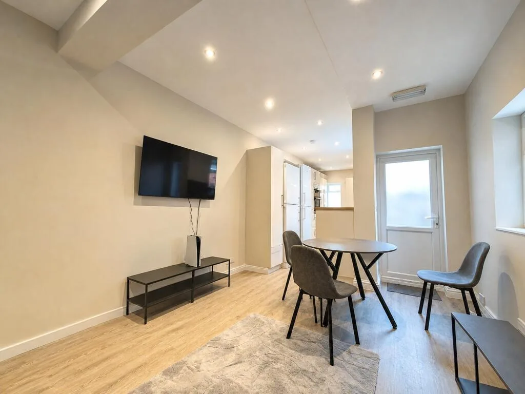 6 bedroom house for rent