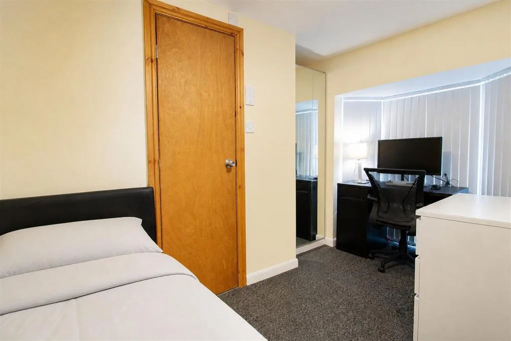 6 bedroom house for rent