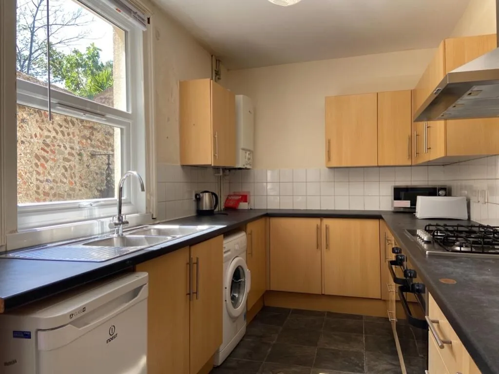 8 bedroom terraced house for rent