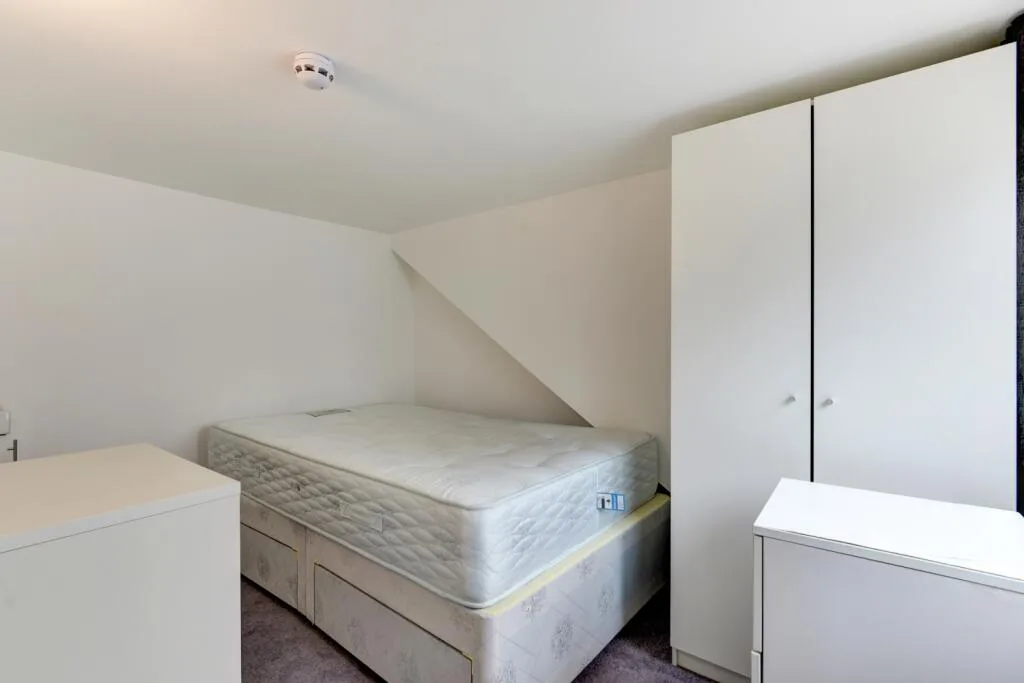 8 bedroom terraced house for rent