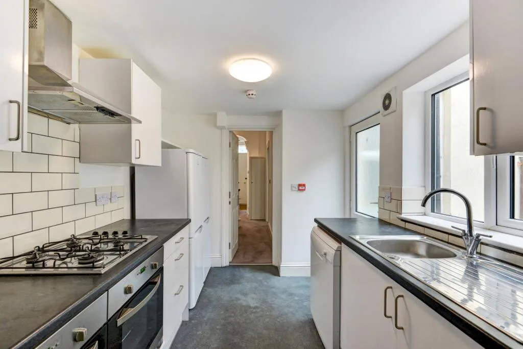 8 bedroom terraced house for rent