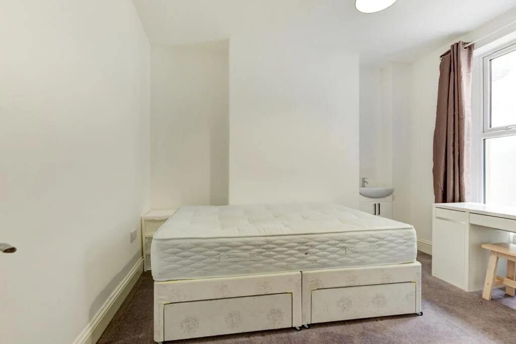 8 bedroom terraced house for rent