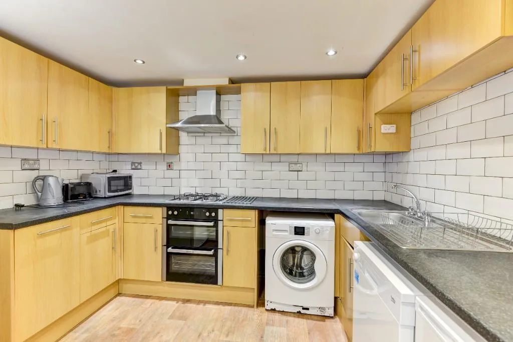 8 bedroom terraced house for rent