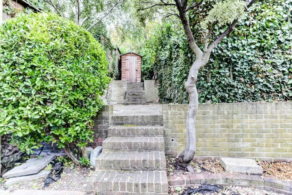 8 bedroom terraced house for rent