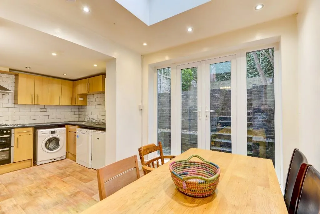 8 bedroom terraced house for rent