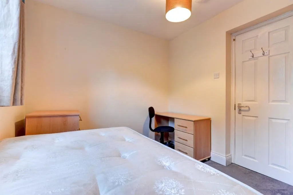 8 bedroom terraced house for rent