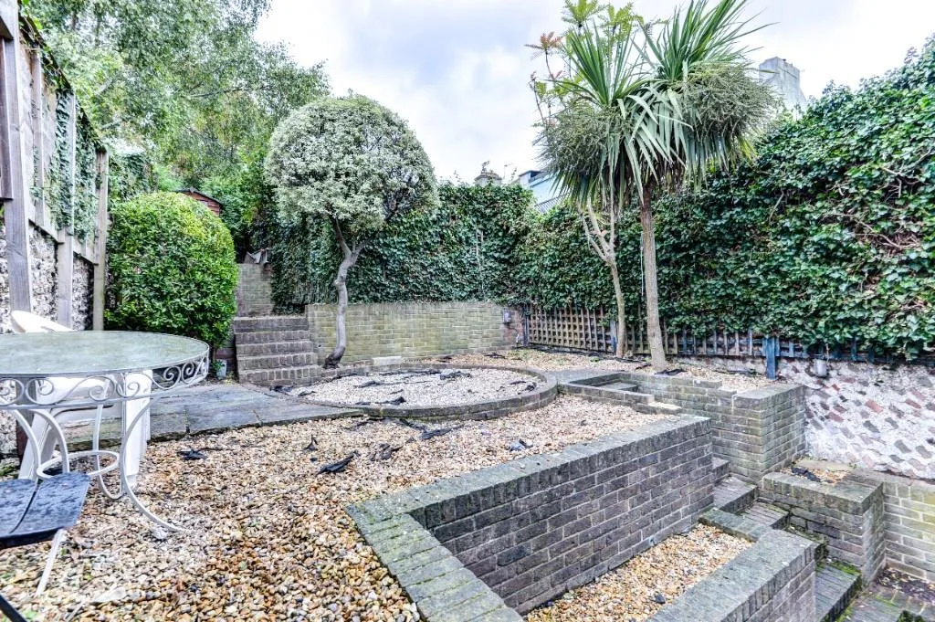8 bedroom terraced house for rent