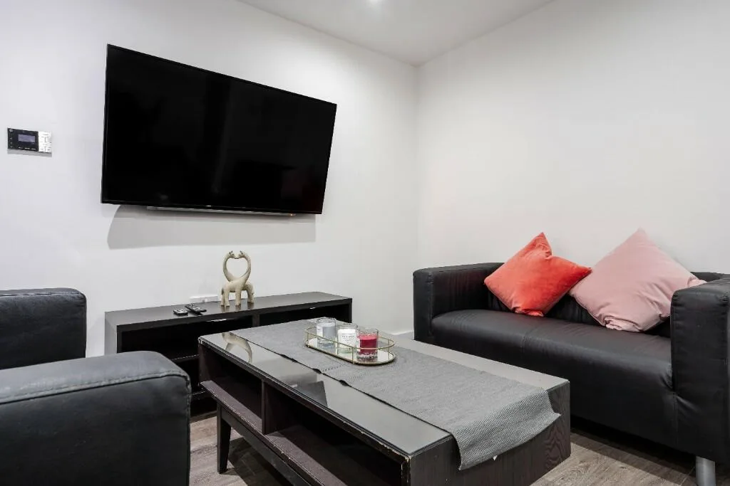 6 bedroom house for rent