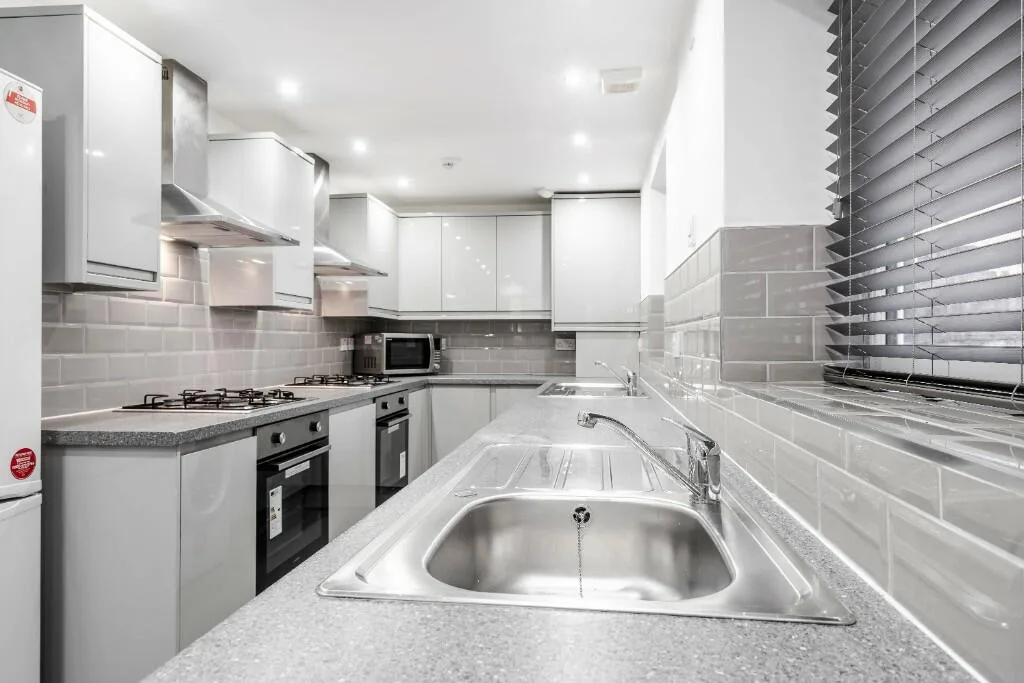 6 bedroom house for rent