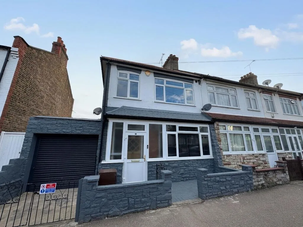 3 bedroom end of terrace house for rent